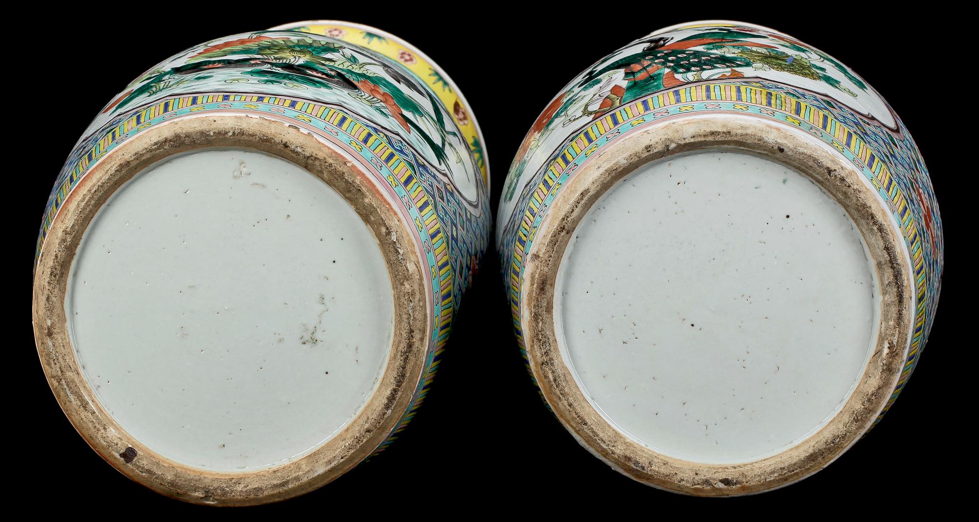 VASER, ett par. Porslin, sent 1800-tal, Kina.