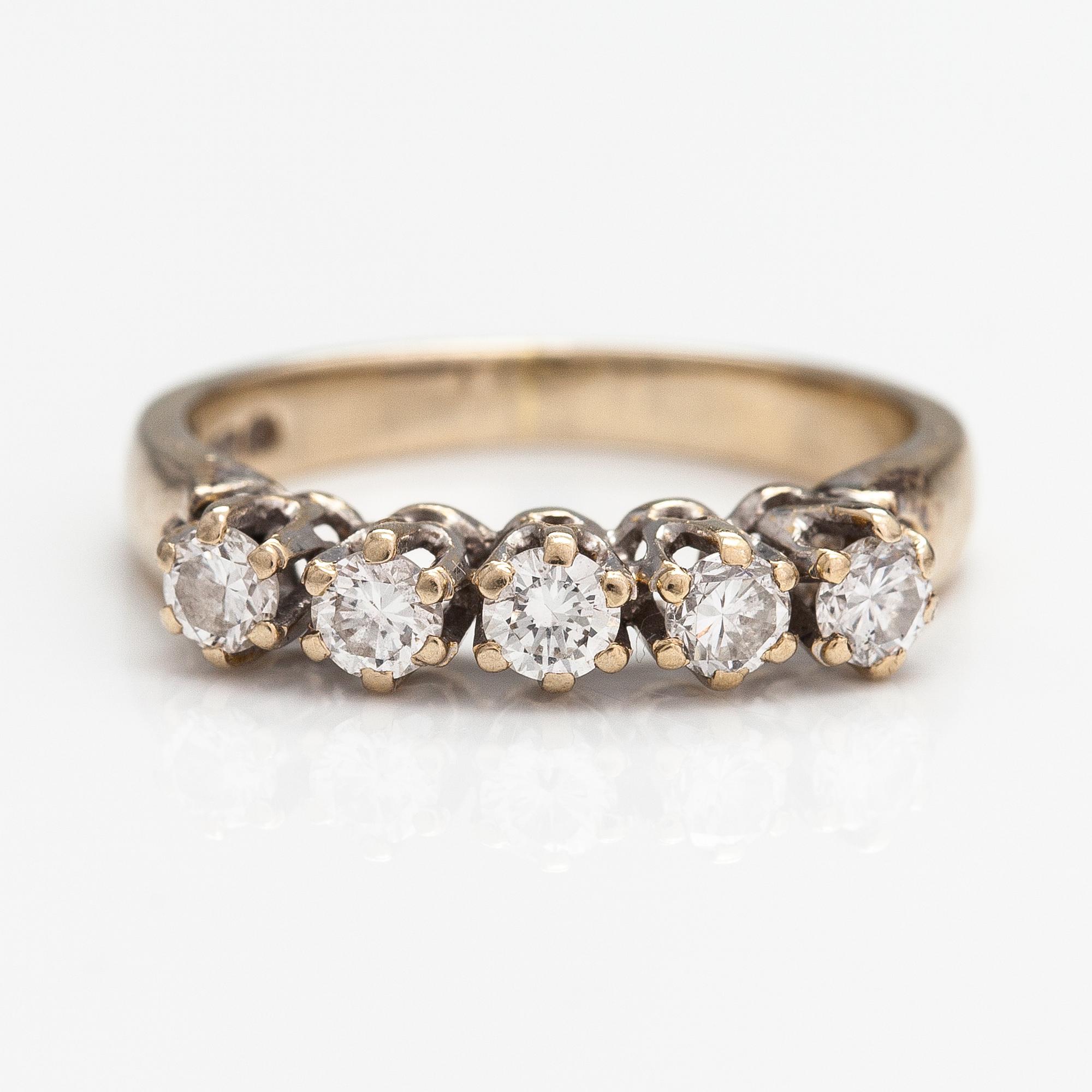 An 18K gold ring with diamonds ca. 0.40 ct in total. Harri Lahtinen, Helsinki 1988.