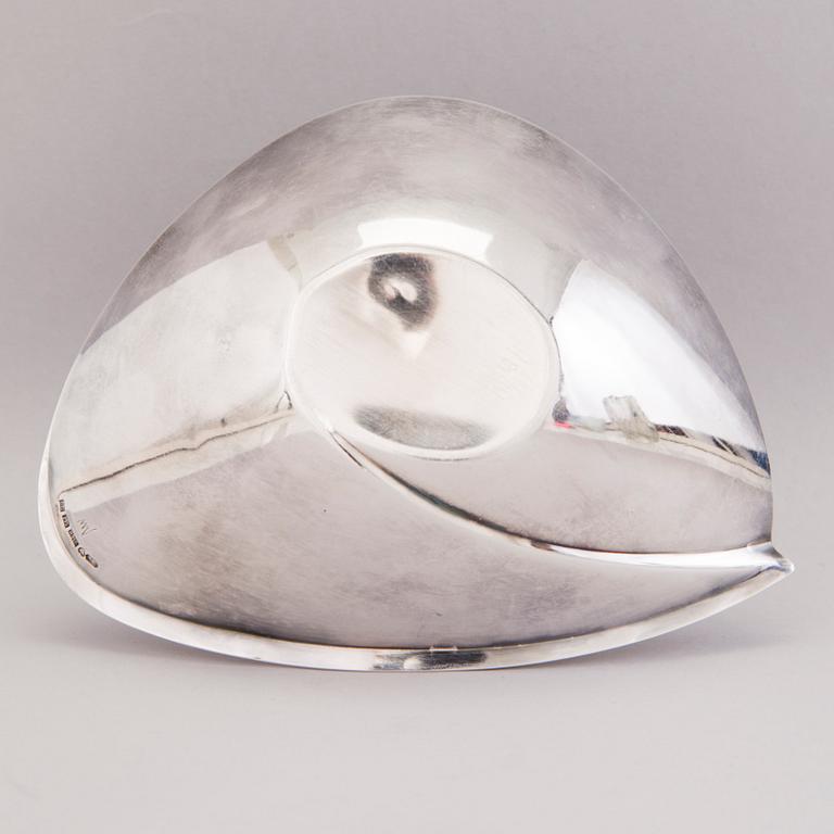 TAPIO WIRKKALA, A Silver dish, signed TW, marks of Kultakeskus, Hämeenlinna 1960.