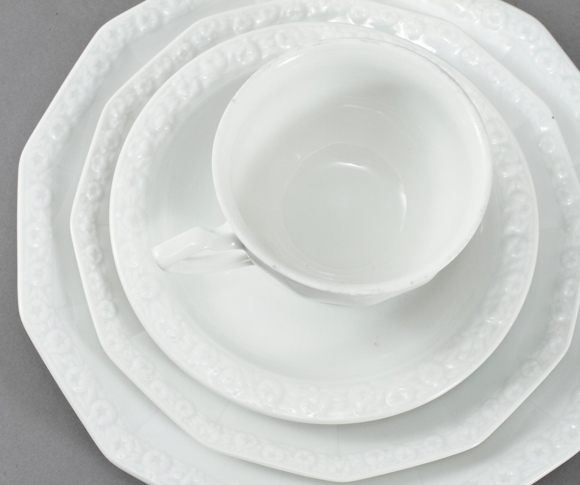 MATSERVISDELAR, 63 delar, "Classic rose", Rosenthal, 1900-talets andra hälft.