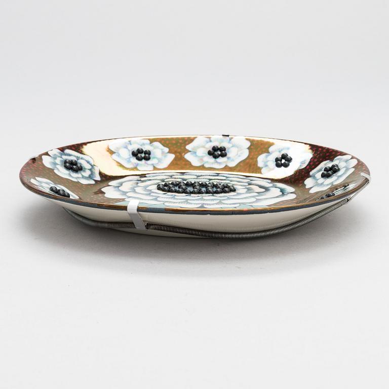 Birger Kaipiainen,  A ceramic Fiori dish, marked "Birger Kaipiainen, Arabia art made in Finland 1983", nr 1892/2000.