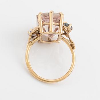 Ring med kunzit, tanzaniter och briljantslipade diamanter.