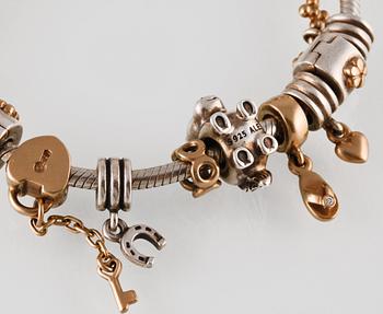 ARMBAND, silver samt guld med en briljantslipad diamant ca 0.01 ct, Pandora, Vikt 57,8 gram.