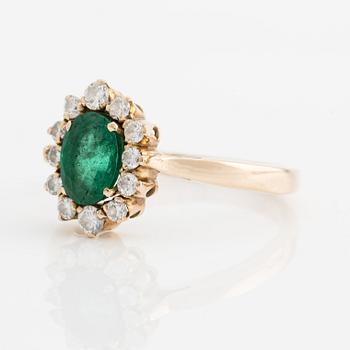 Carmoséring 18K guld med en smaragd och runda briljantslipade diamanter.