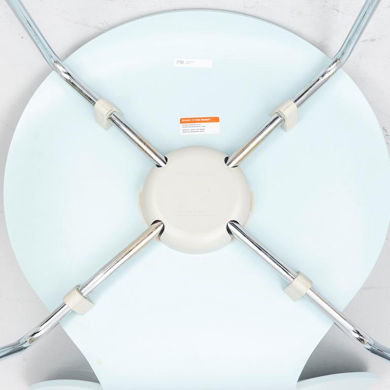 Arne Jacobsen, three 'Serie 7' chairs, Fritz Hansen 2005.