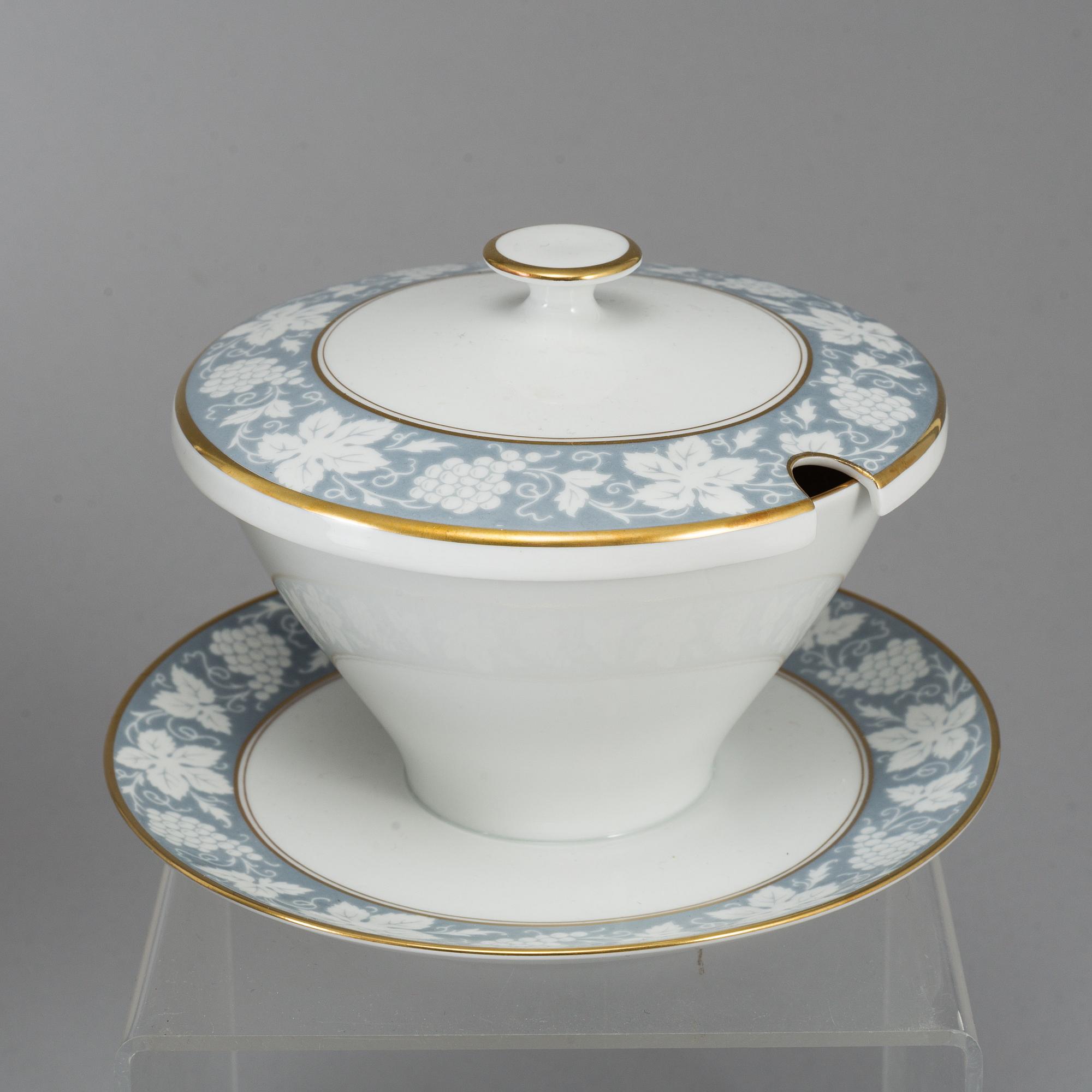 A part dinner service, Bavaria, Tirschenreuth, mid 20th century (55 pieces).