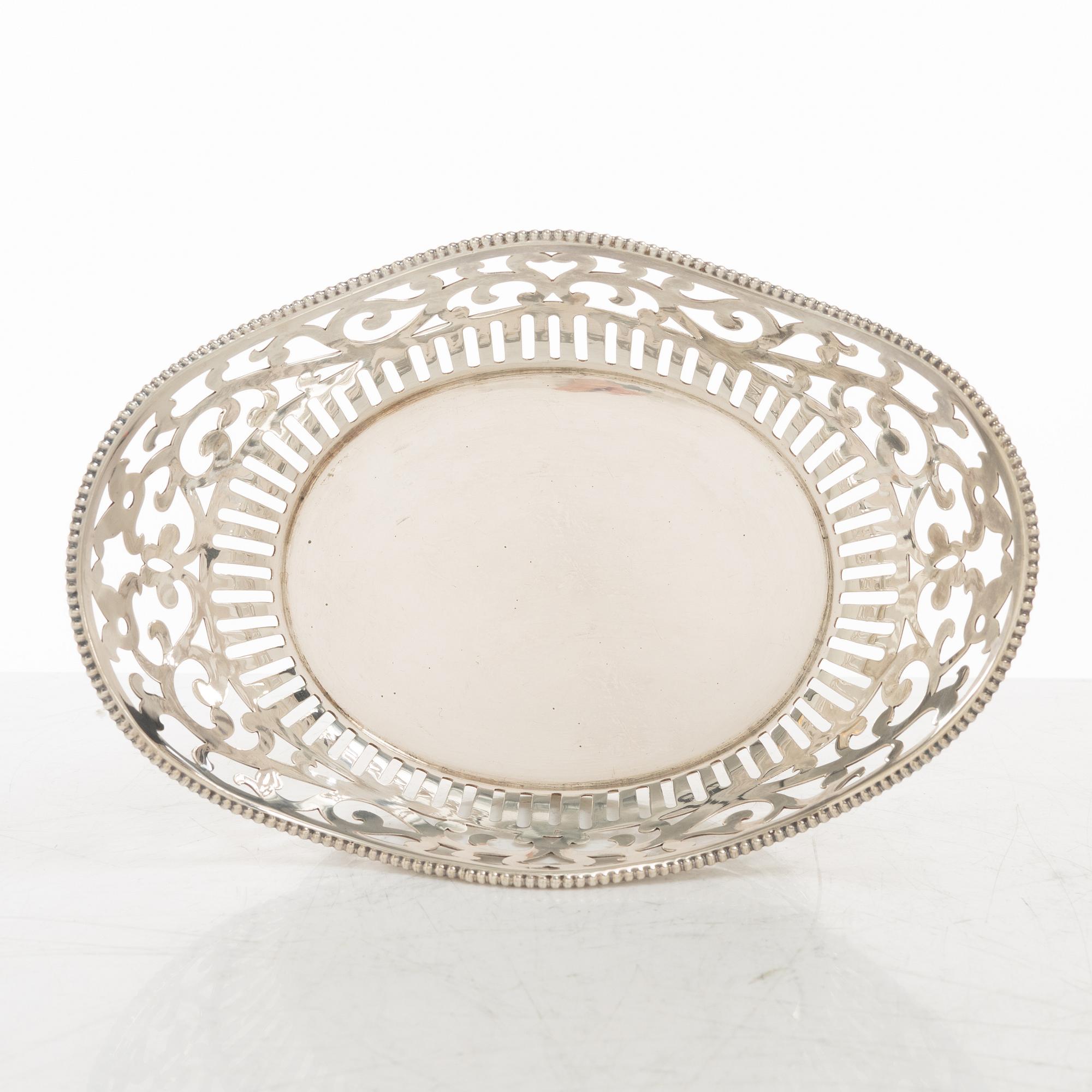 Brödkorgar, 2 st, samt servettringar, 3 st, silver, 1800-1900-tal.