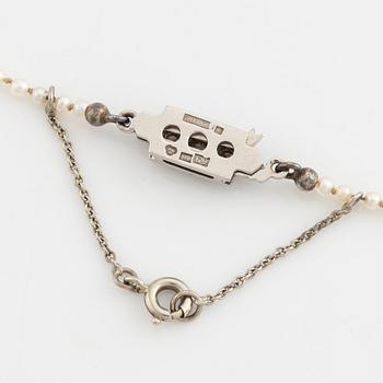 Pärlcollier med lås i vitguld med briljant- och åttkantslipade diamanter.