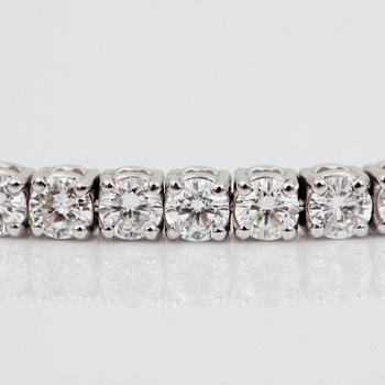 A diamond bracelet, circa 5 cts in total.