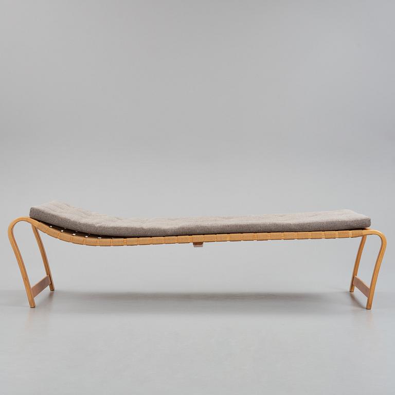 Bruno Mathsson, a Swedish Modern 'Paris' beech daybed, Firma Karl Mathsson Värnamo Sweden, 1940's.