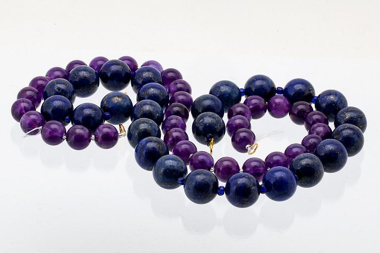 2 collier lapis lazuli ca ca 16mm och ametist ca 12 mm, glaskulor, längder ca 43 och 47 cm, lås i metall.