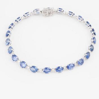 ARMBAND, med fasettslipade blå safirer ca 12.30 ct och briljantslipade diamanter ca 0.50 ct.