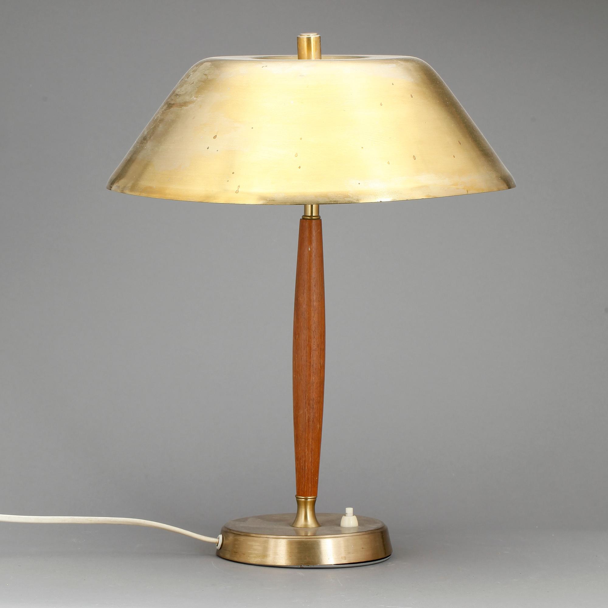 BORDSLAMPA, Falkenbergs Belysning, mässing och teak, 1900-tal, etikettmärkt.