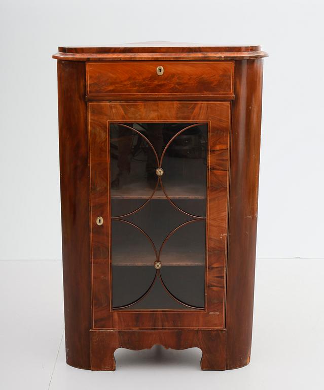 HÖRNVITRINSKÅP, Karl Johan, 1800-talets mitt.