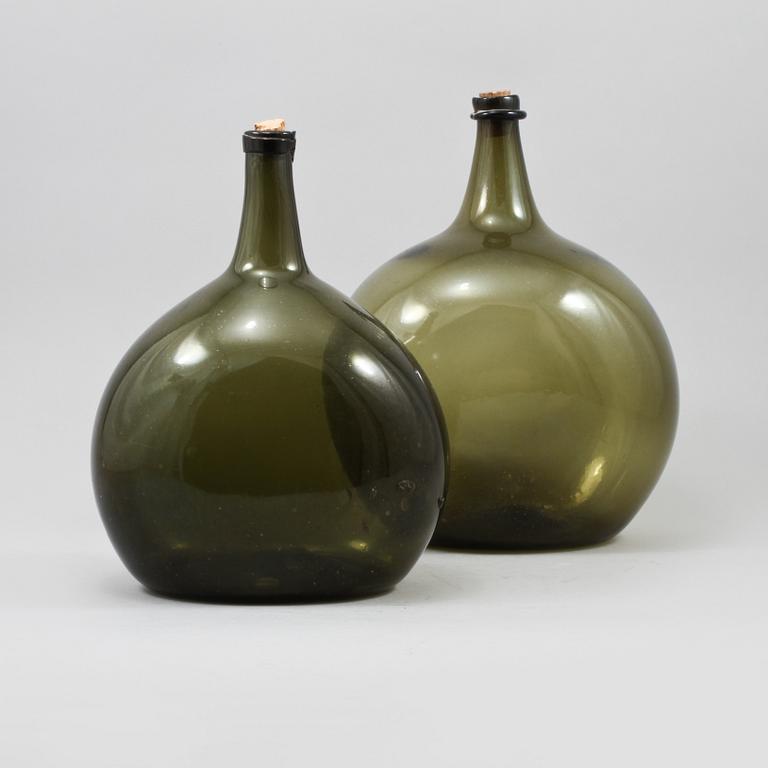 FLASKOR, 2 st, glas, 1700-/1800-tal.