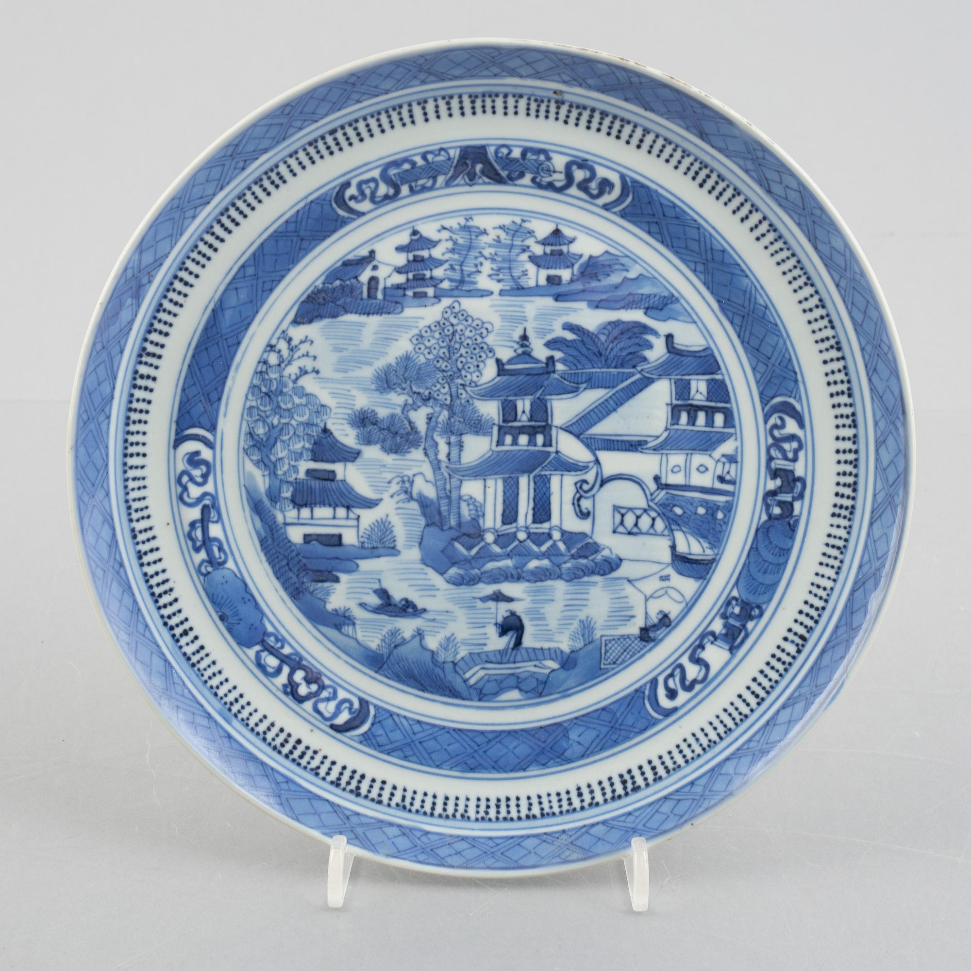 Tallrikar, fyra stycken, porslin, Kina, sen Qingdynasti / tidigt 1900-tal.