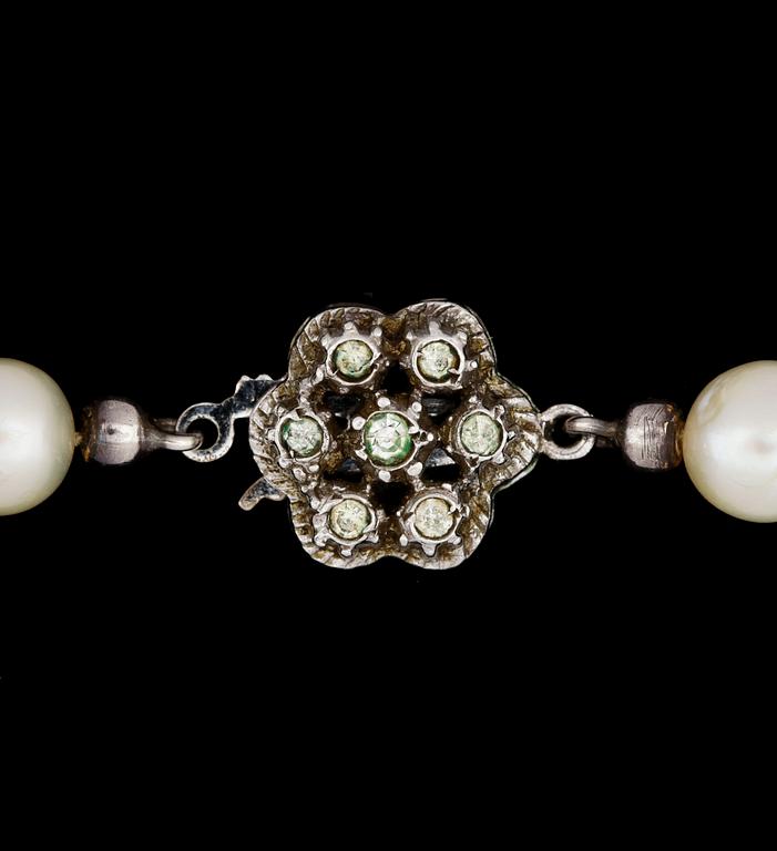 COLLIER, odlade saltvattenspärlor, lås av silver. 1900-talets mitt.