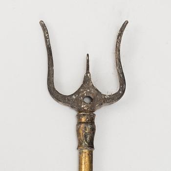 BRASUTENSILIER, 10 delar, omkring år 1900.