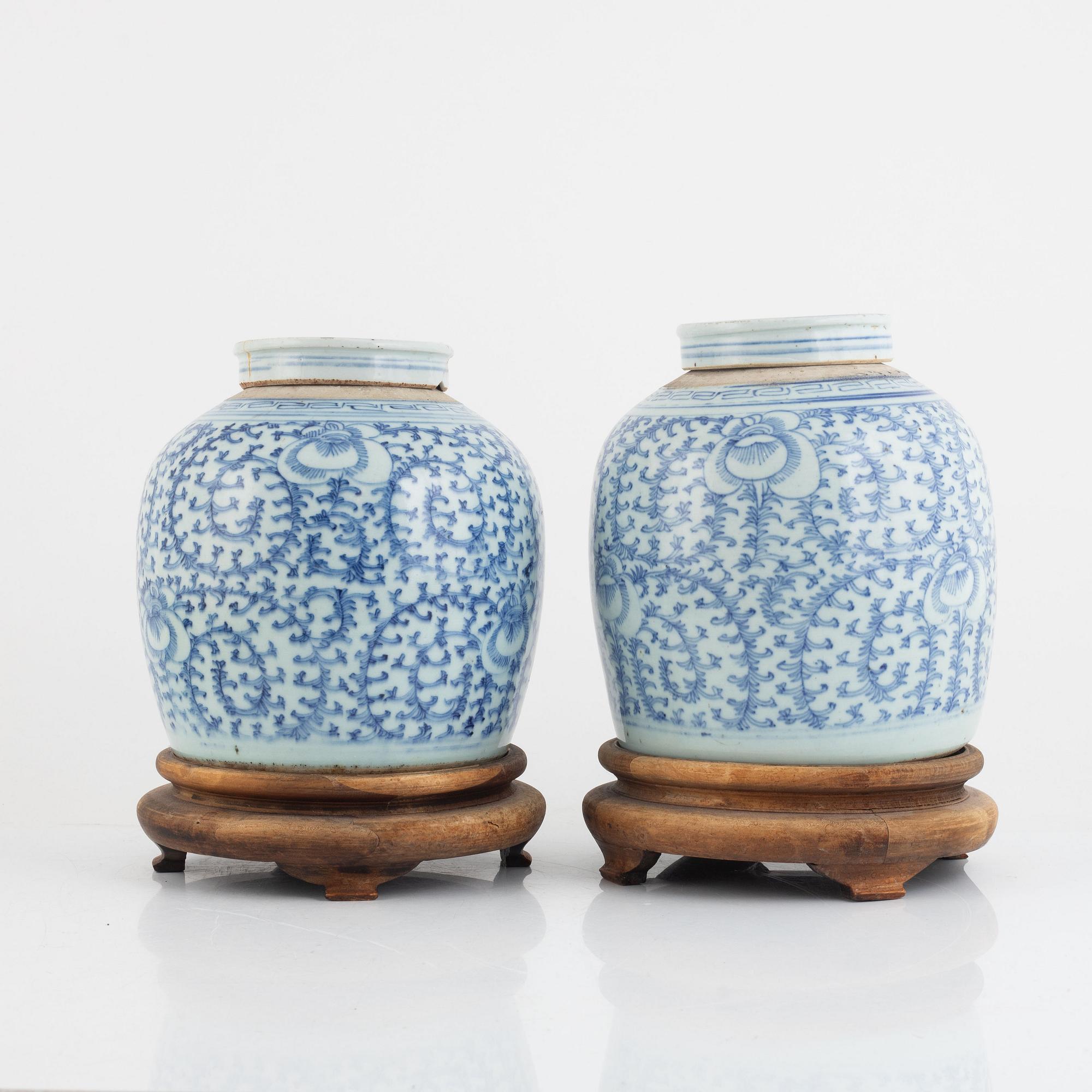 Urnor med lock, ett par, porsin, Kina, sen Qingdynasti/omkring 1900.