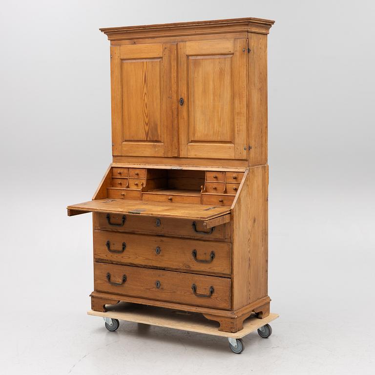 A writing cabinet, 18th/19th century.