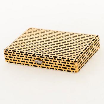 A CARTIER VANITY CASE, 18K gold, enamel, baguette cut diamond. France 1930s.