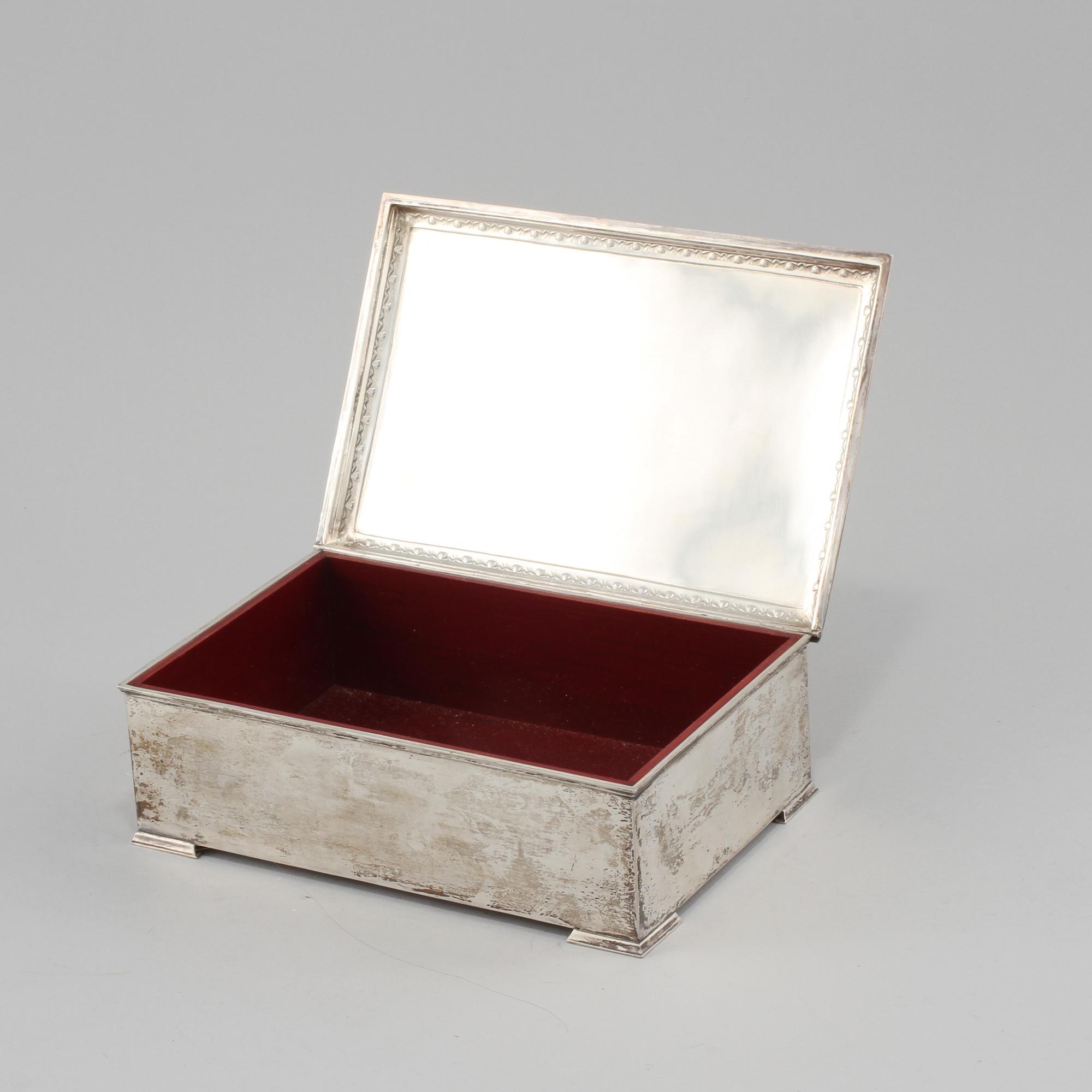 SKRIN, silver, importstämplar, omkring 1900-talets mitt. Vikt (exklusive träinredning) 800 g.
