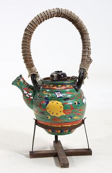 TEKANNA på FOTSTÄLLNING. Keramik. 1900-tal.