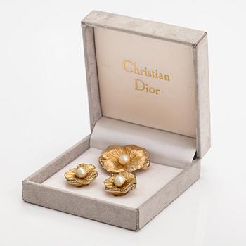 Christian Dior, A pair of earrings and a brooch made of gold coloured metal, rhinestones and faux pearls.