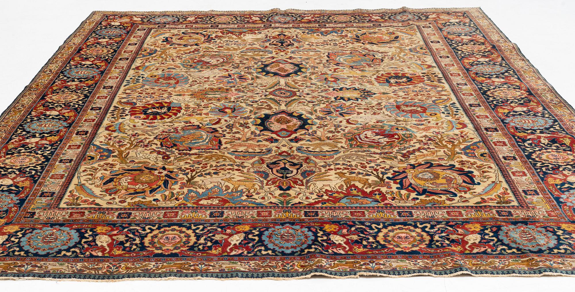 An antique Tabriz carpet, ca 354,5 x 276 cm.