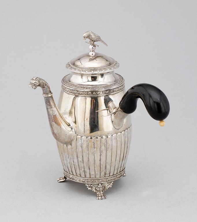 KAFFEKANNA, silver, empire, Carl Petter Lampa Stockholm 1828. Tot vikt ca 690 gram.