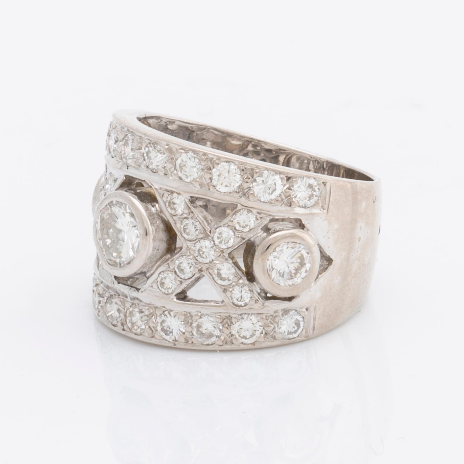 DIAMOND RING 18K whitegold with brilliant-cut diamonds approx 1,5 ct in total.
