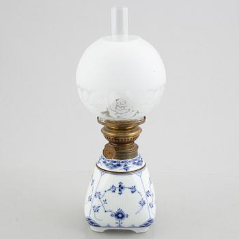 Fotogenlampa, porslin, Royal Copenhagen, "Musselmalet halvblond", modell 693, 1893-1900.