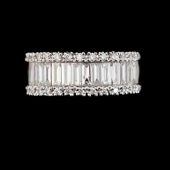 RING, 18K vitguld, diamanter tot ca 1.22 ct.