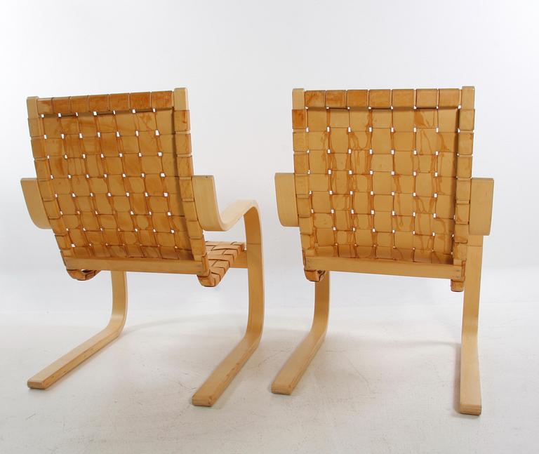 KARMSTOLAR, ett par. Design Alvar Aalto, modell 406.