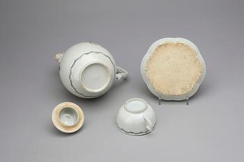 KAFFEKANNA, KOPP samt FAT, 3 delar, porslin, sen Qianlong, Kina sent 1700-tal.