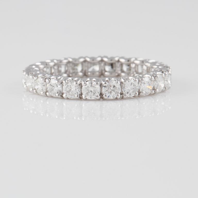 RING, 18K vitguld med briljantslipade diamanter ca 1.93 ct. Vikt 2,6 gram.