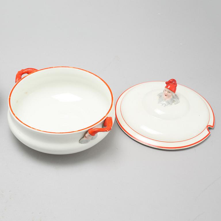 An eartheware porrige tureen and a jug from Göteborg, around the year 1900.