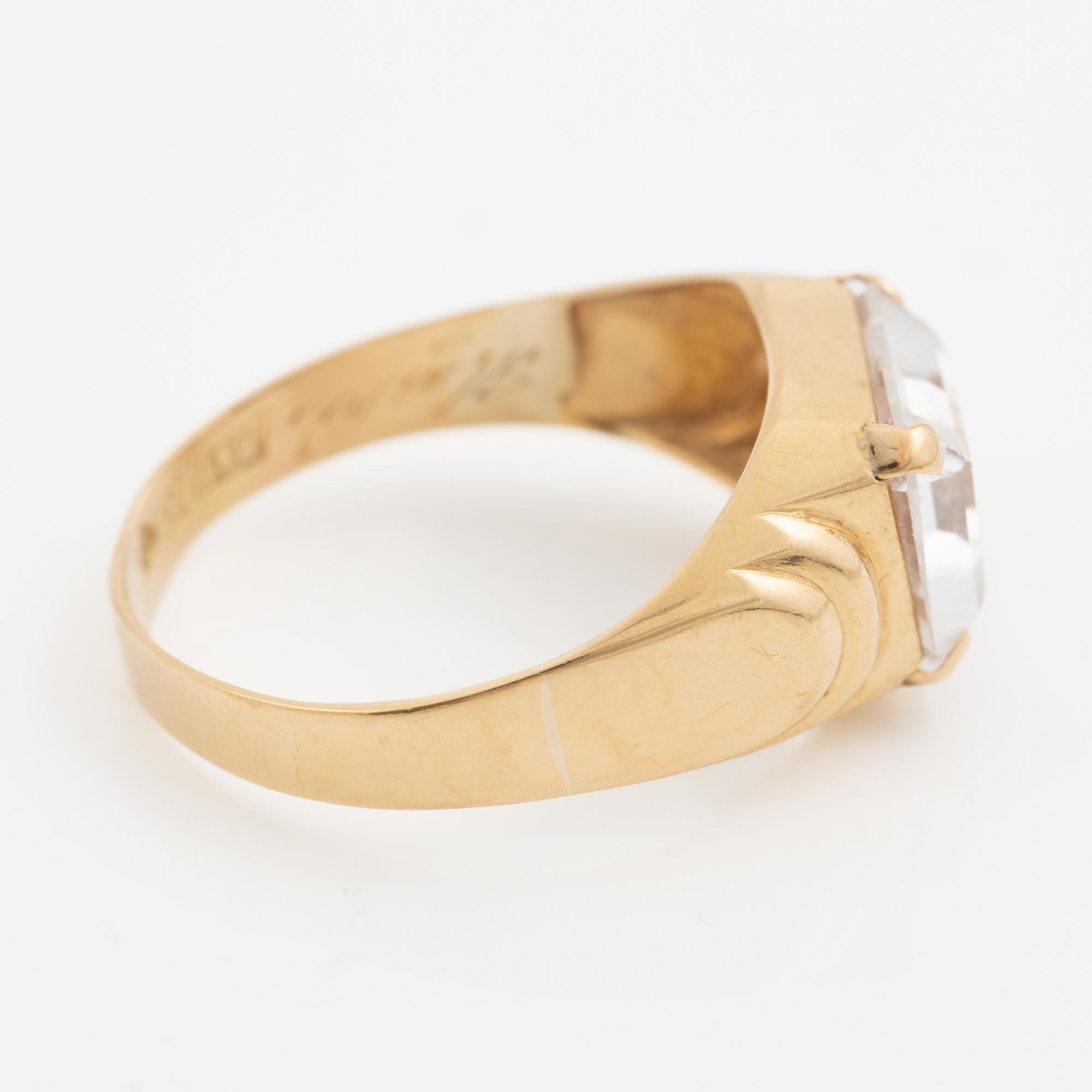 Ring 18K gold with white synthetic spinel.