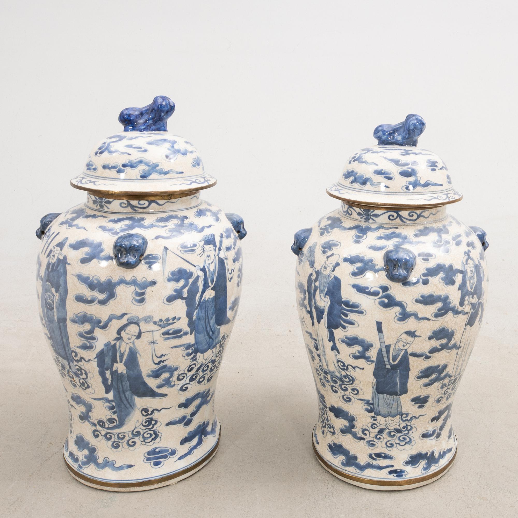 Vases with lids, 1 pair, China, late 20th century, porcelain.