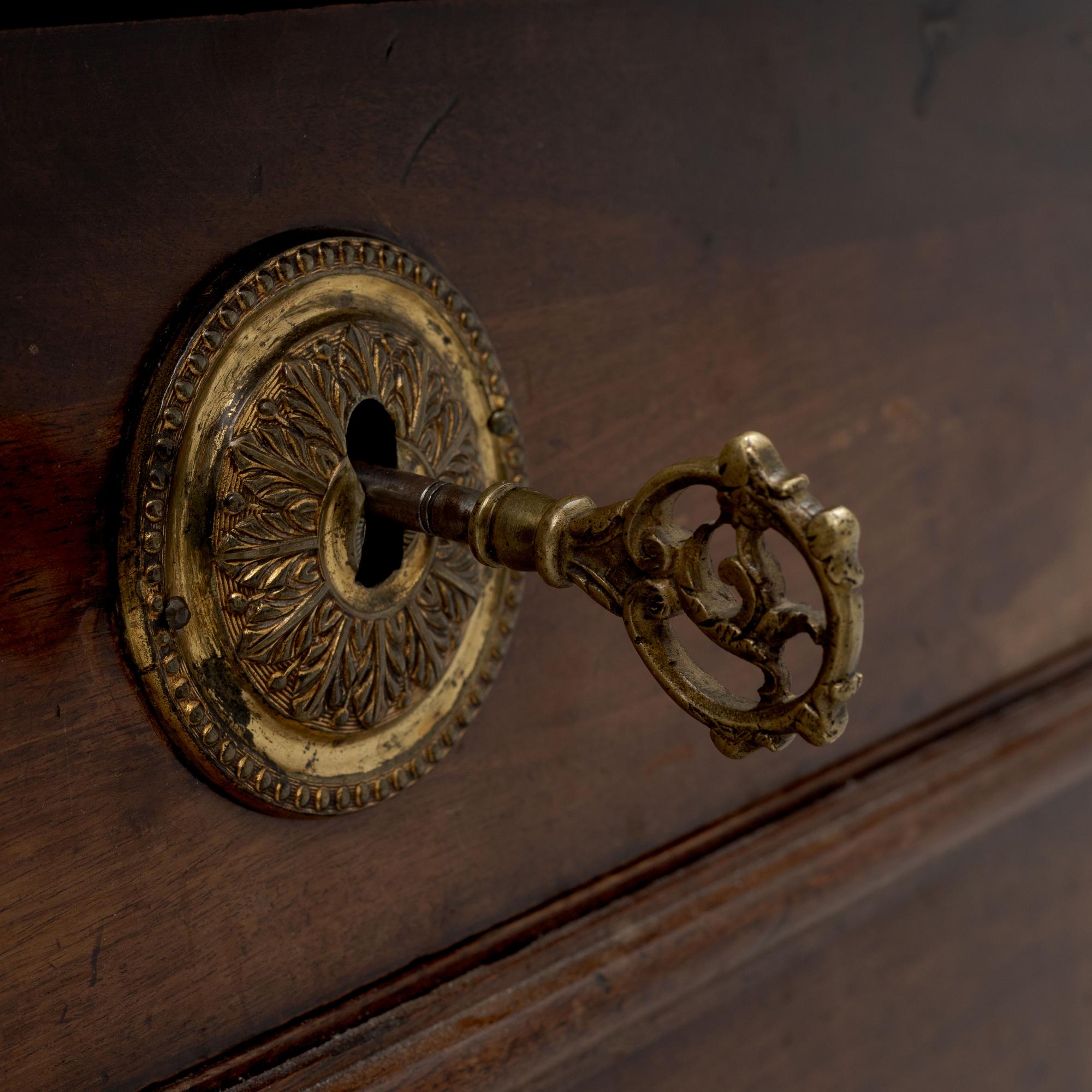 A Franch Directoire mahogany and marble commode, late 18th century.