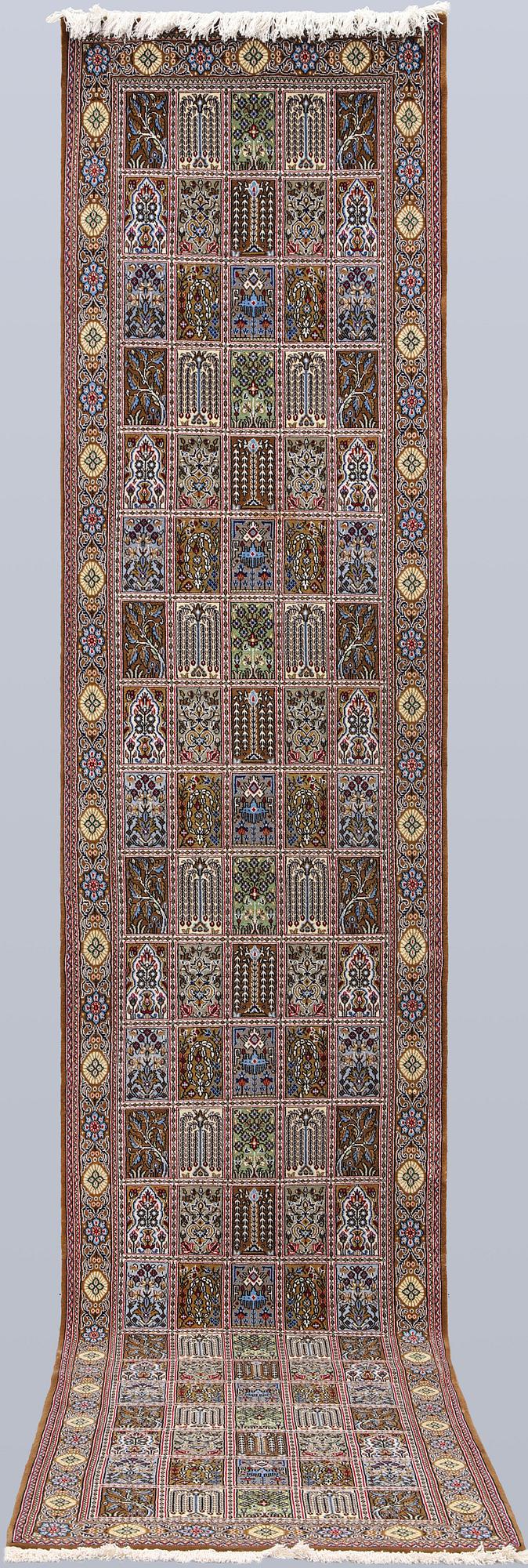 A Gohm runner, approx. 397 x 83 cm.