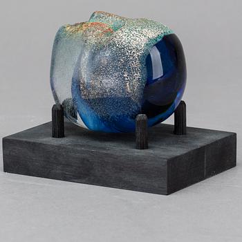 BERTIL VALLIEN, konstglas. "Huvud" signerad samt nr 7090002. Samt BOK "HUVUDBOK BERTIL VALLIEN".