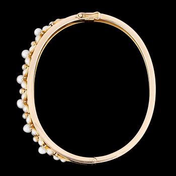 ARMRING, 14k guld och pärlor Vikt 24,1g.