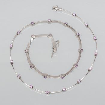 HALSBAND, 18K vitguld med rosa briljantslipade stenar. Vikt ca 17,5 cm.