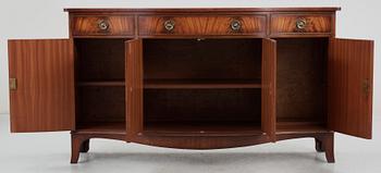 SIDEBOARD. Engelsk stil, 1900-talets första hälft.