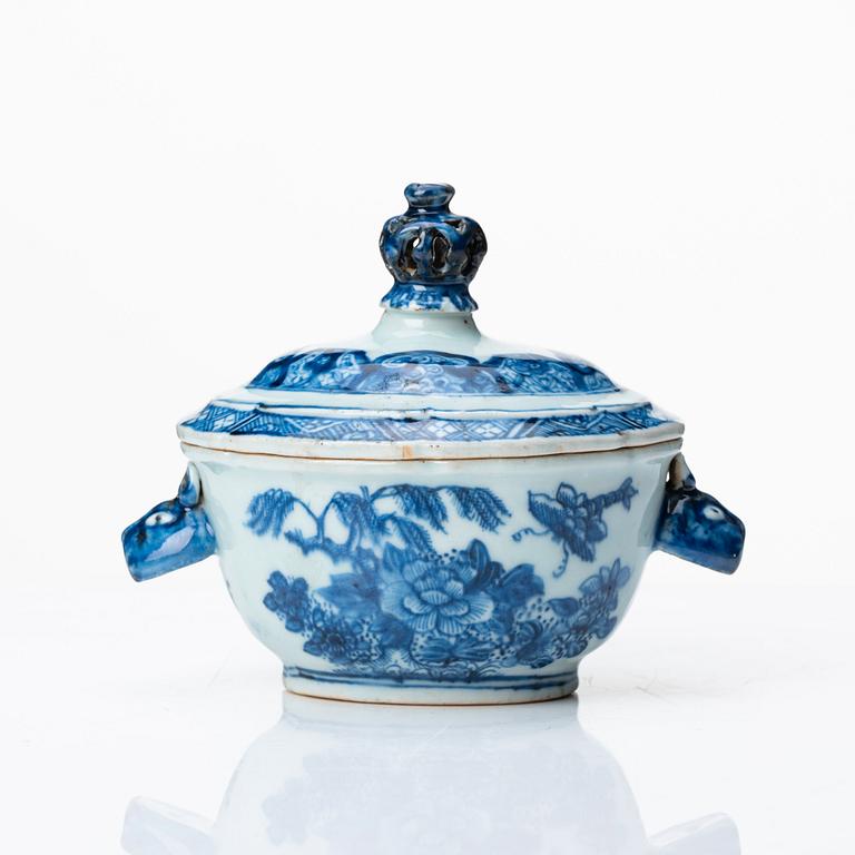 A blue and white tureen with cover, Qing dynasty, Qianlong (1736-95).