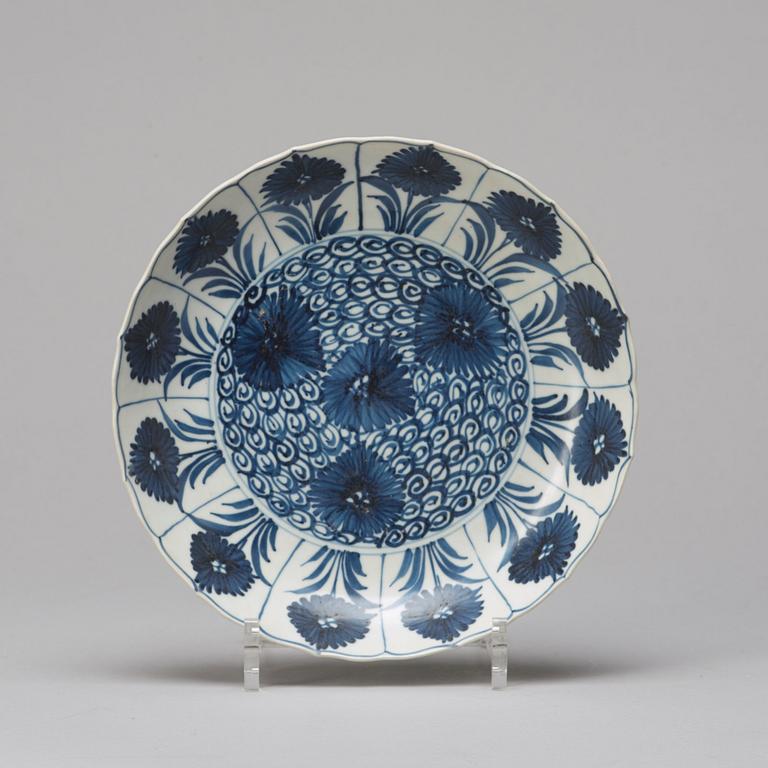 Two blue and white boxes with covers and a dish, Qing dynasty, Kangxi (1662-1722).