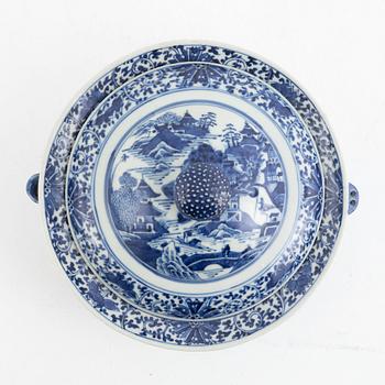 A hot water plate with cover, blue and white export porcelain, China, Qianlong (1736-95).