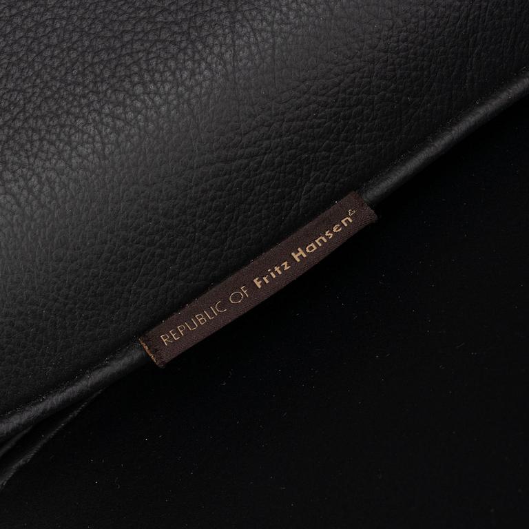 Arne Jacobsen, fåtölj med fotpall, "Ägget", Fritz Hansen, Danmark, 2016.