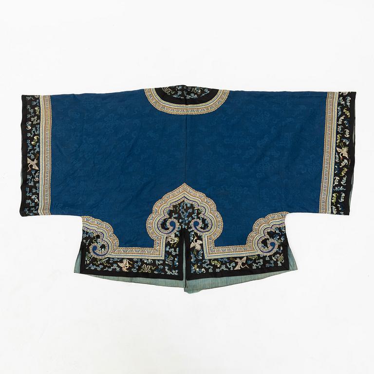 An embroidered Chinse silk jacket, Qing dynasty, late 19th century.